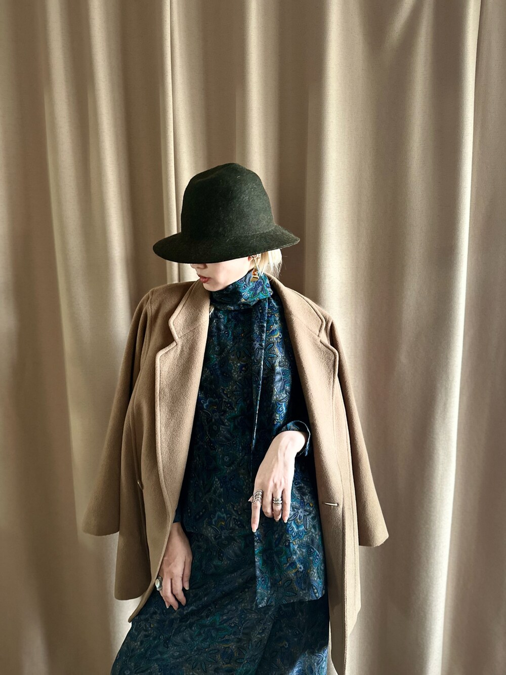 ブルー系のワンピース/ドレス、その他のその他、その他のその他を着用したレディースの秋コーディネートの3枚目の写真