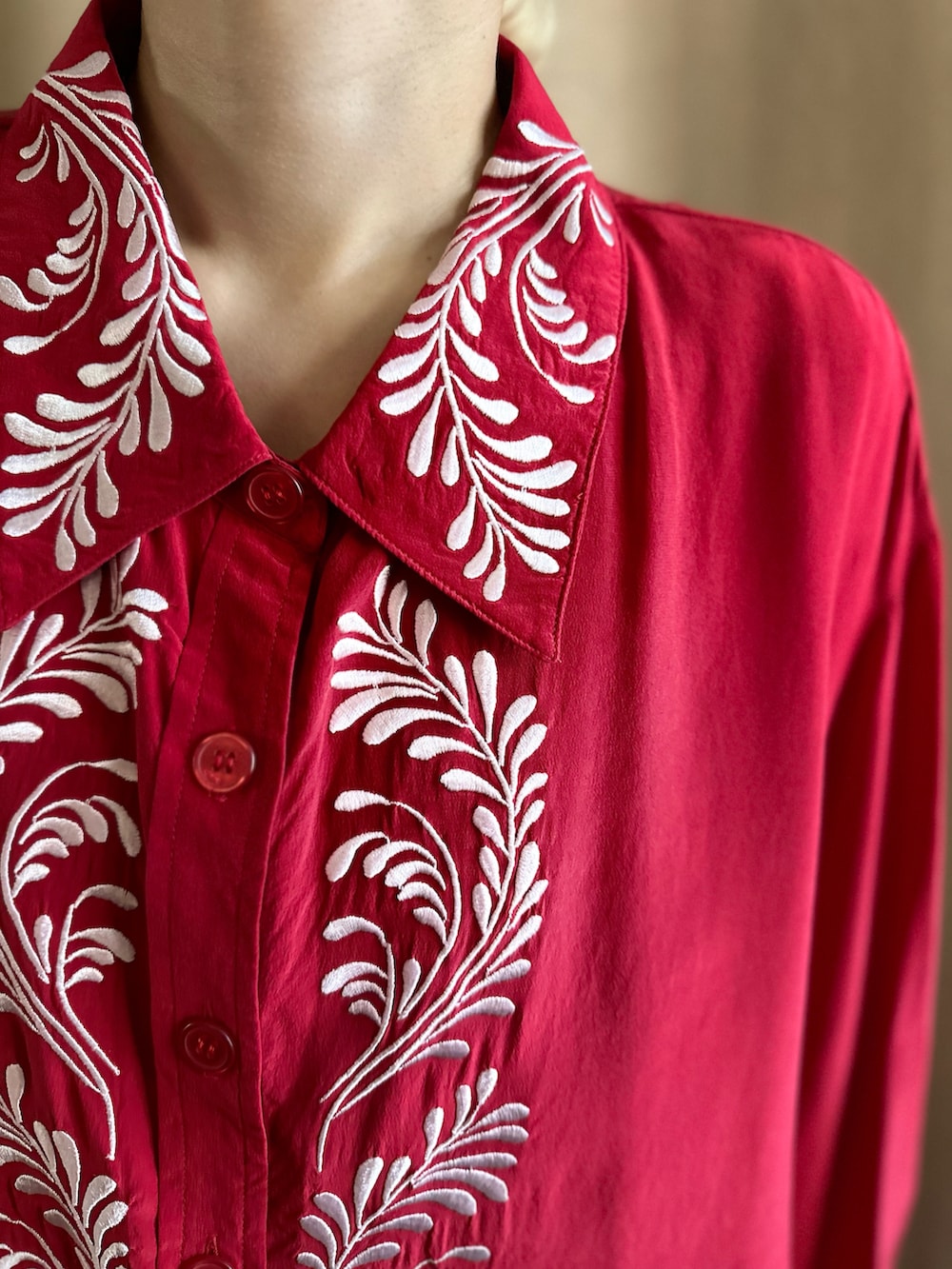 レッド系のシャツ/ブラウス、その他のその他、その他のその他を着用したレディースの秋コーディネートの2枚目の写真