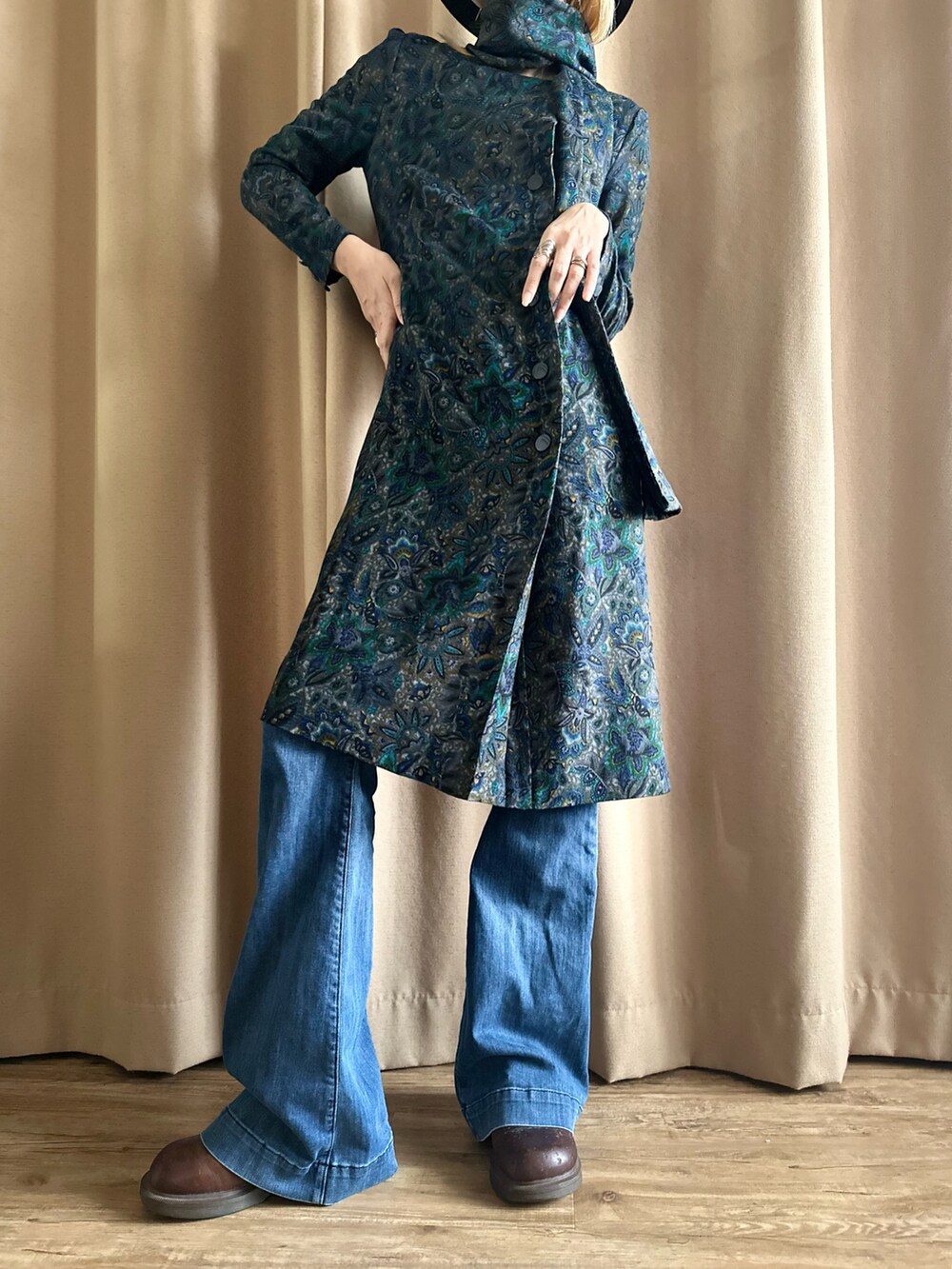 ブルー系のワンピース/ドレス、その他のその他、その他のその他を着用したレディースの秋コーディネートの2枚目の写真