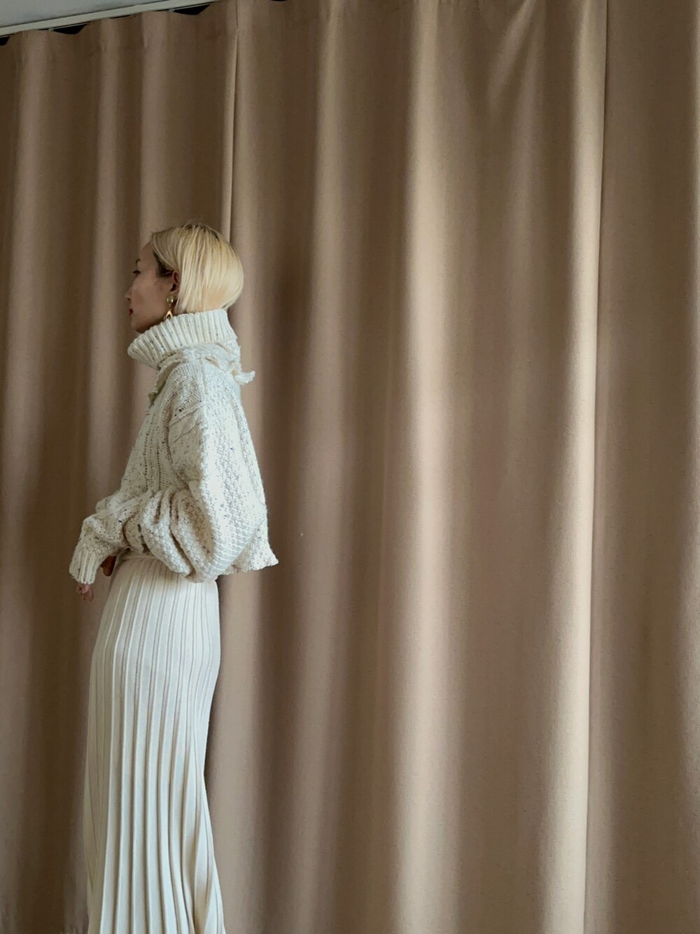 ホワイト系のニット/セーター、その他のその他、その他のその他を着用したレディースの秋コーディネートの5枚目の写真