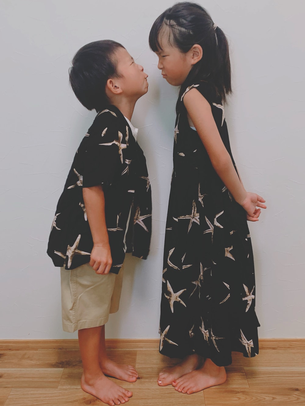 「夏コーデ、おそろいコーデ、アツいコーデ全部見せ、プチプラ、休日スタイル、GU、UNIQLO、ワンピース、姉弟」｜「GUのアイテム（トップス、ホワイト系）」を使った、¢hℹ︎さん（キッズ・130cm）の夏コーディネートの2枚目の写真