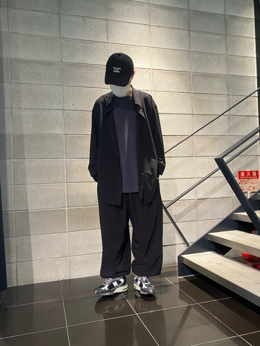 「LHP、WHITELAND BLACKBURN、シンプル、ゆるコーデ、春コーデ、ビッグシルエット、スニーカー」｜「WHITELANDのアイテム（その他パンツ、ブラック系）」を使った、shintaro itoさん（メンズ・173cm）の春コーディネートの2枚目の写真