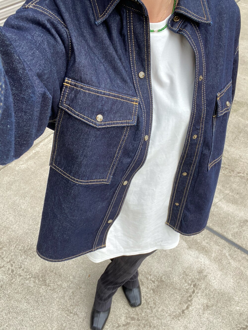 「SLY、moussy、ごきげんウィーク、NEW ERA、シンプル、サテンプリーツパンツ、プリーツパンツ、デニムジャケット、ママコーデ」｜「NEW ERAのニューエラ キャップ 9TWENTY MICRO LOGO MLB ニューヨークヤンキース ウォッシュ加工 NEW ERA（キャップ、ブルー系）」を使った、®︎into!!さん（レディース・162cm）の春コーディネートの2枚目の写真