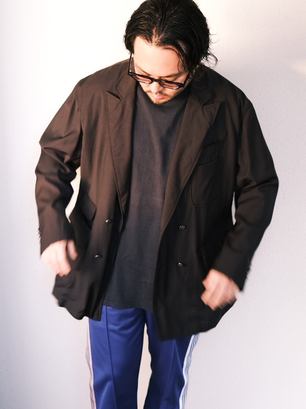 「子供が起きる前に早起きして自撮りおじさん、オトナカジュアル、大人カジュアル、紺ブレ、ジャケットスタイル、ジャージ、NEEDLES、秋コーデ、秋のコーデ、スニーカー、メガネ男子、BEAMS」｜「Engineered Garmentsのアイテム（テーラードジャケット、ブルー系）」を使った、TAKASHI ITOさん（メンズ・169cm）の秋コーディネートの2枚目の写真