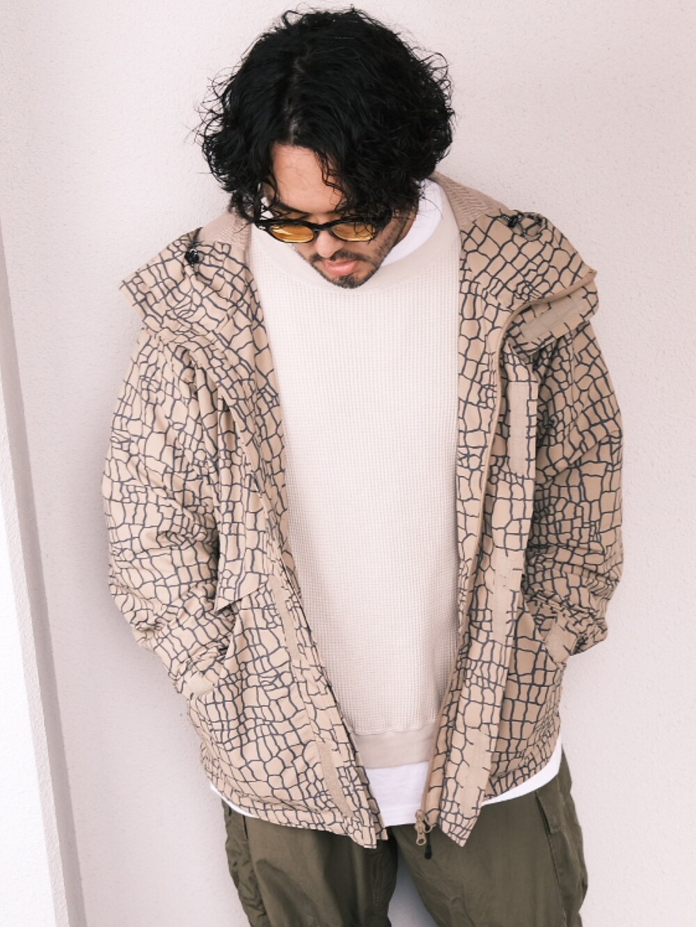 「子供が起きる前に早起きして自撮りおじさん、カーゴパンツ、ストリート、春服みてみて、休日スタイル、ベージュ、BEAMS、メガネ男子、大人カジュアル、オトナカジュアル」｜「WILD THINGSのアイテム（マウンテンパーカー、ベージュ系）」を使った、TAKASHI ITOさん（メンズ・169cm）の春コーディネートの2枚目の写真