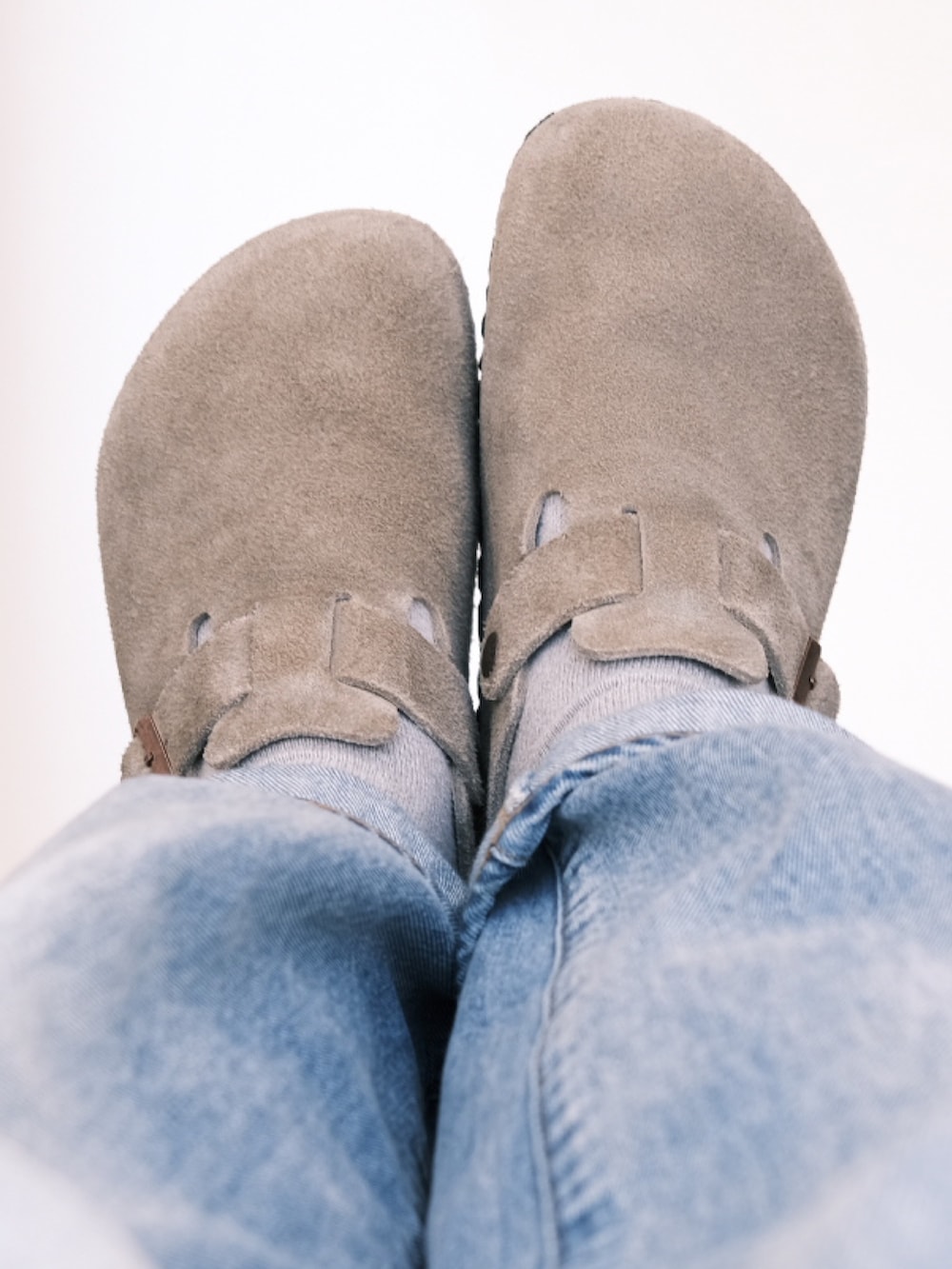 ブルー系のデニムジャケット、ピンク系のスウェット、ブルー系のデニムパンツを着用したメンズの春コーディネートの3枚目の写真