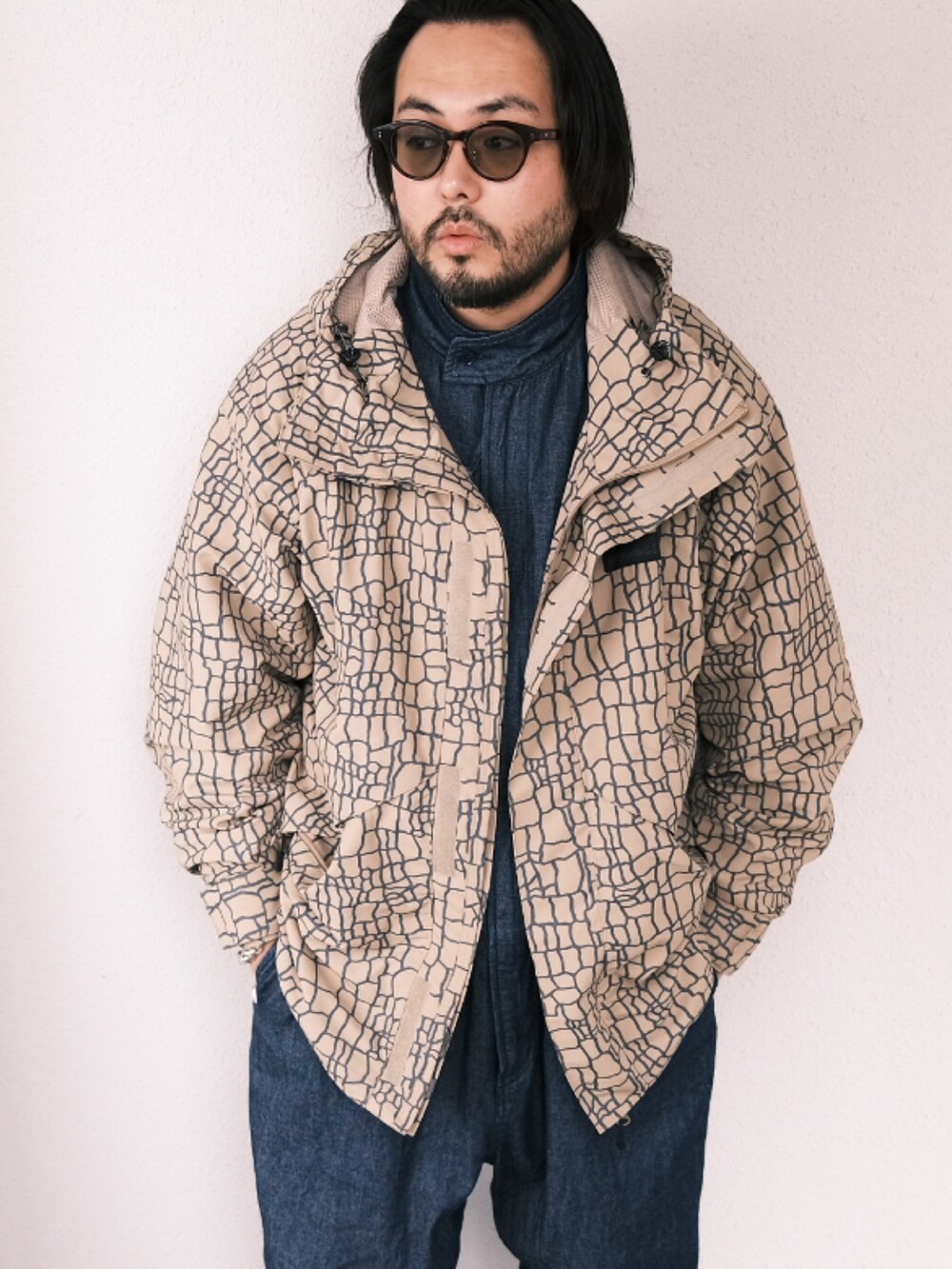「子供が起きる前に早起きして自撮りおじさん、ミリタリー、デニム、ブーツ、オトナカジュアル、大人カジュアル、ジャンプスーツ、つなぎ、マウンテンパーカー、BEAMS、メガネ男子、春コーデ」｜「Engineered Garmentsのアイテム（つなぎ/オールインワン、ブルー系）」を使った、TAKASHI ITOさん（メンズ・169cm）の冬コーディネートの2枚目の写真