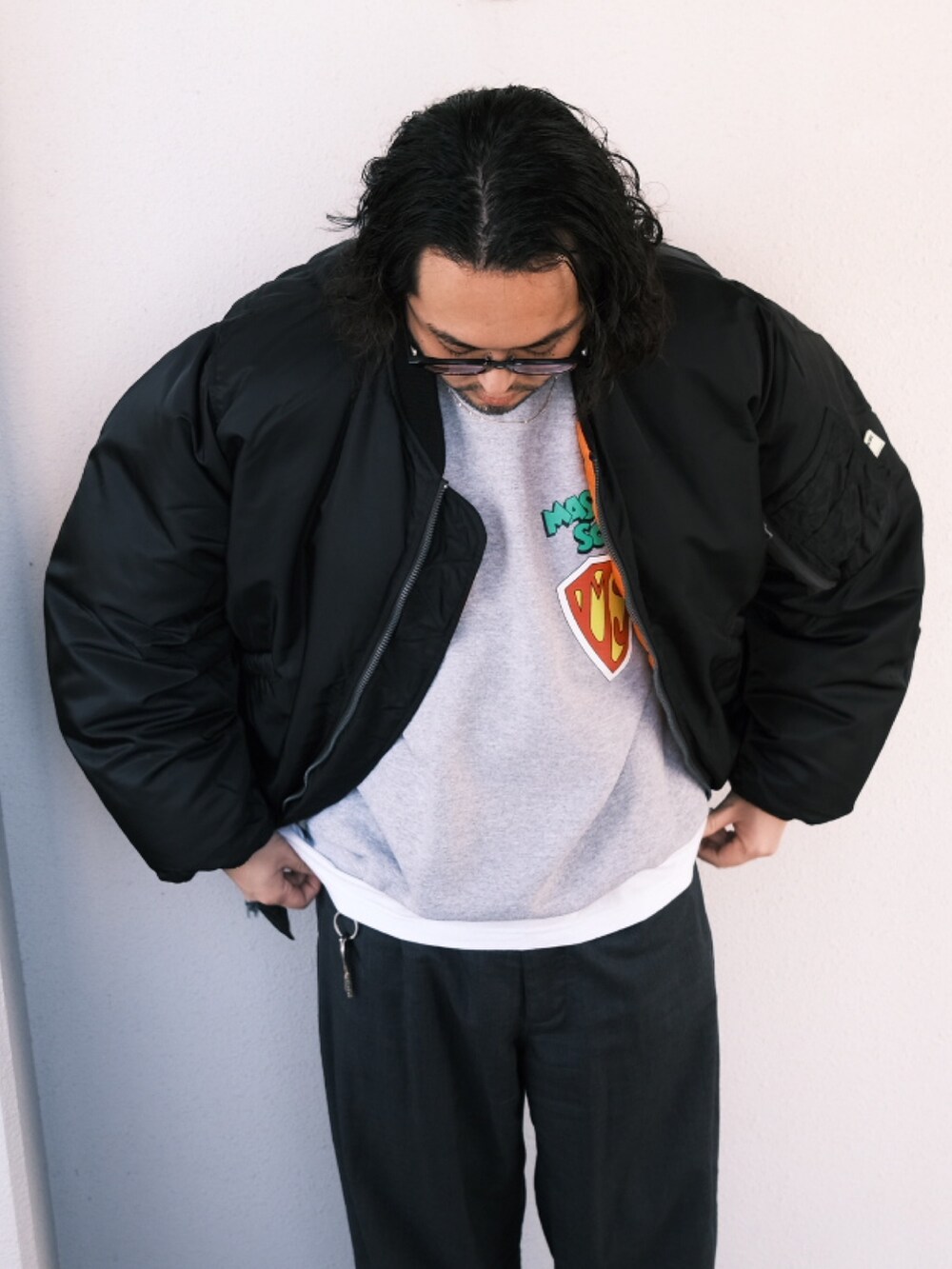 「子供が起きる前に早起きして自撮りおじさん、冬アウター、スラックス、スウェット、カーゴパンツ、スニーカー、ストリート、休日スタイル、MA-1、BEAMS、メガネ男子、大人カジュアル、オトナカジュアル」｜「白山眼鏡のアイテム（メガネ、ブラック系）」を使った、TAKASHI ITOさん（メンズ・169cm）の冬コーディネートの2枚目の写真