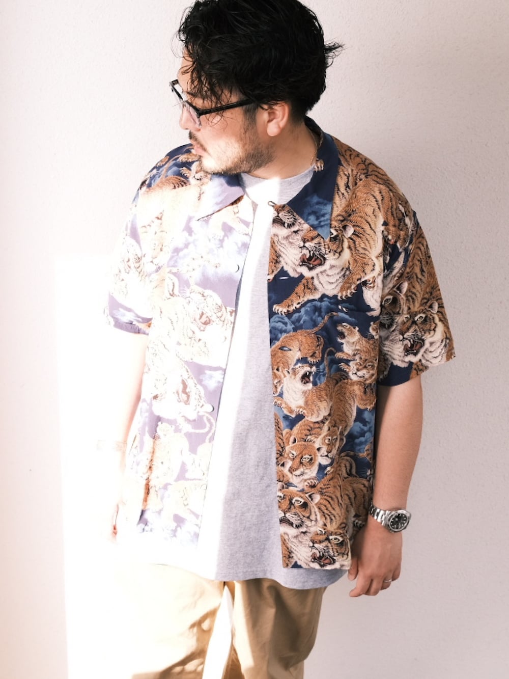 「子供が起きる前に早起きして自撮りおじさん、アロハシャツ、チノパン、初夏コーデ、夏、和柄、birkenstock、BEAMS、メガネ男子」｜「TAILOR TOYOのアイテム（シャツ/ブラウス、ブルー系）」を使った、TAKASHI ITOさん（メンズ・169cm）の春コーディネートの2枚目の写真