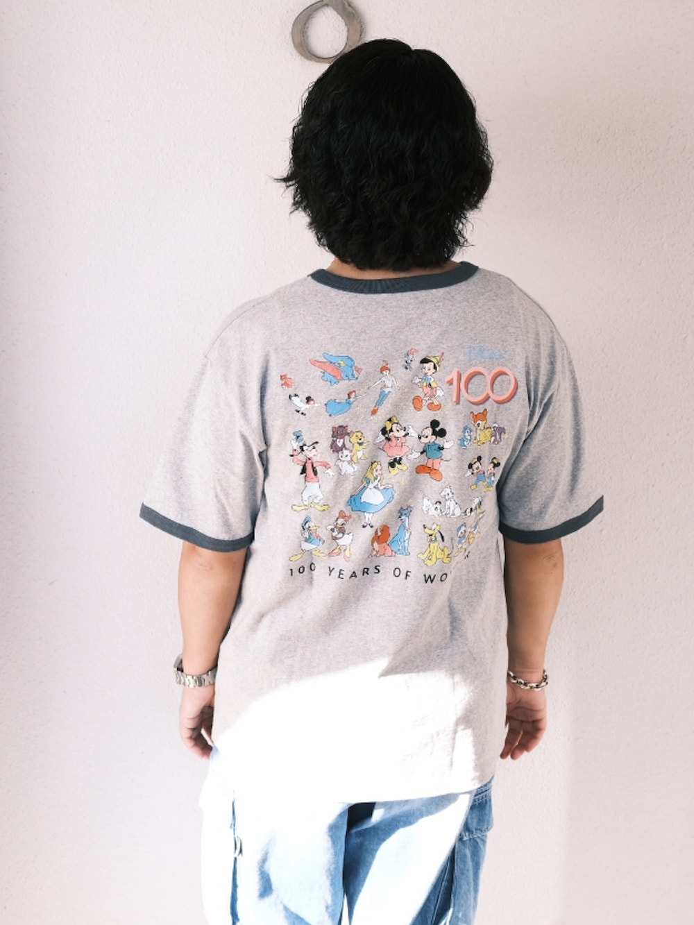 「子供が起きる前に早起きして自撮りおじさん、デニム、リンガーTシャツ、カーゴパンツ、ディズニー、BEAMS、メガネ男子、大人カジュアル、オトナカジュアル」｜「白山眼鏡のアイテム（メガネ、ブラック系）」を使った、TAKASHI ITOさん（メンズ・169cm）の夏コーディネートの2枚目の写真