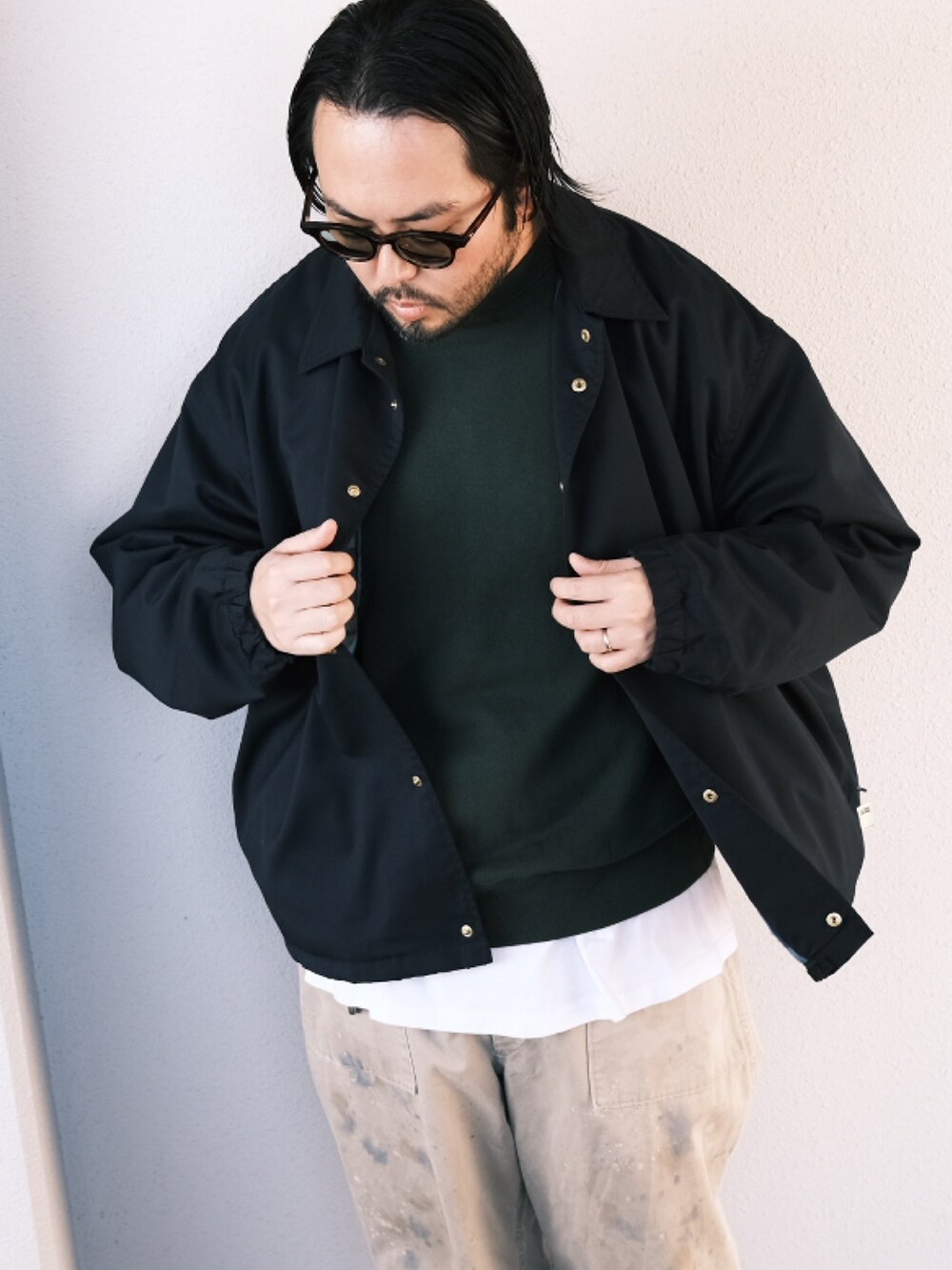 「子供が起きる前に早起きして自撮りおじさん、ビッグシルエット、ストリート、ローファー、コーチジャケット、スウェット、大人カジュアル、オトナカジュアル、スニーカーコーデ、シンプルコーデ、スニーカー、メガネ男子、BEAMS」｜「LOOPWHEELERのアイテム（スウェット、グリーン系）」を使った、TAKASHI ITOさん（メンズ・169cm）の秋コーディネートの2枚目の写真