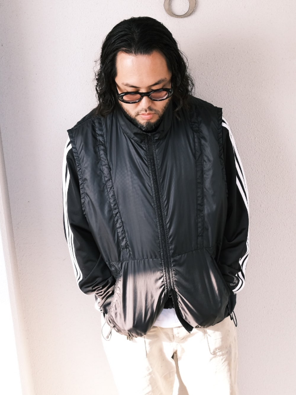 「子供が起きる前に早起きして自撮りおじさん、春のNewスタイル、ベスト、ジャージ、トラックジャケット、スニーカー、adidas、スポーツミックス、ストリート、BEAMS、メガネ男子、大人カジュアル、オトナカジュアル」｜「白山眼鏡のアイテム（メガネ、ブラック系）」を使った、TAKASHI ITOさん（メンズ・169cm）の春コーディネートの2枚目の写真