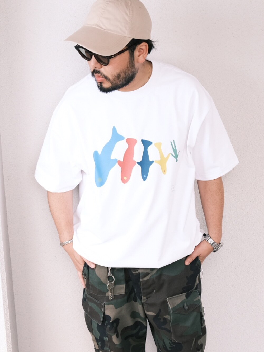 「子供が起きる前に早起きして自撮りおじさん、真夏のアクティブスタイル、スポーツサンダル、ビッグシルエット、大人カジュアル、オトナカジュアル、休日スタイル、カジュアルコーデ、Tシャツ、シンプルコーデ、サンダルコーデ、BEAMS、メガネ男子」｜「DAIWA PIER39のアイテム（Tシャツ/カットソー、ホワイト系）」を使った、TAKASHI ITOさん（メンズ・169cm）の夏コーディネートの2枚目の写真