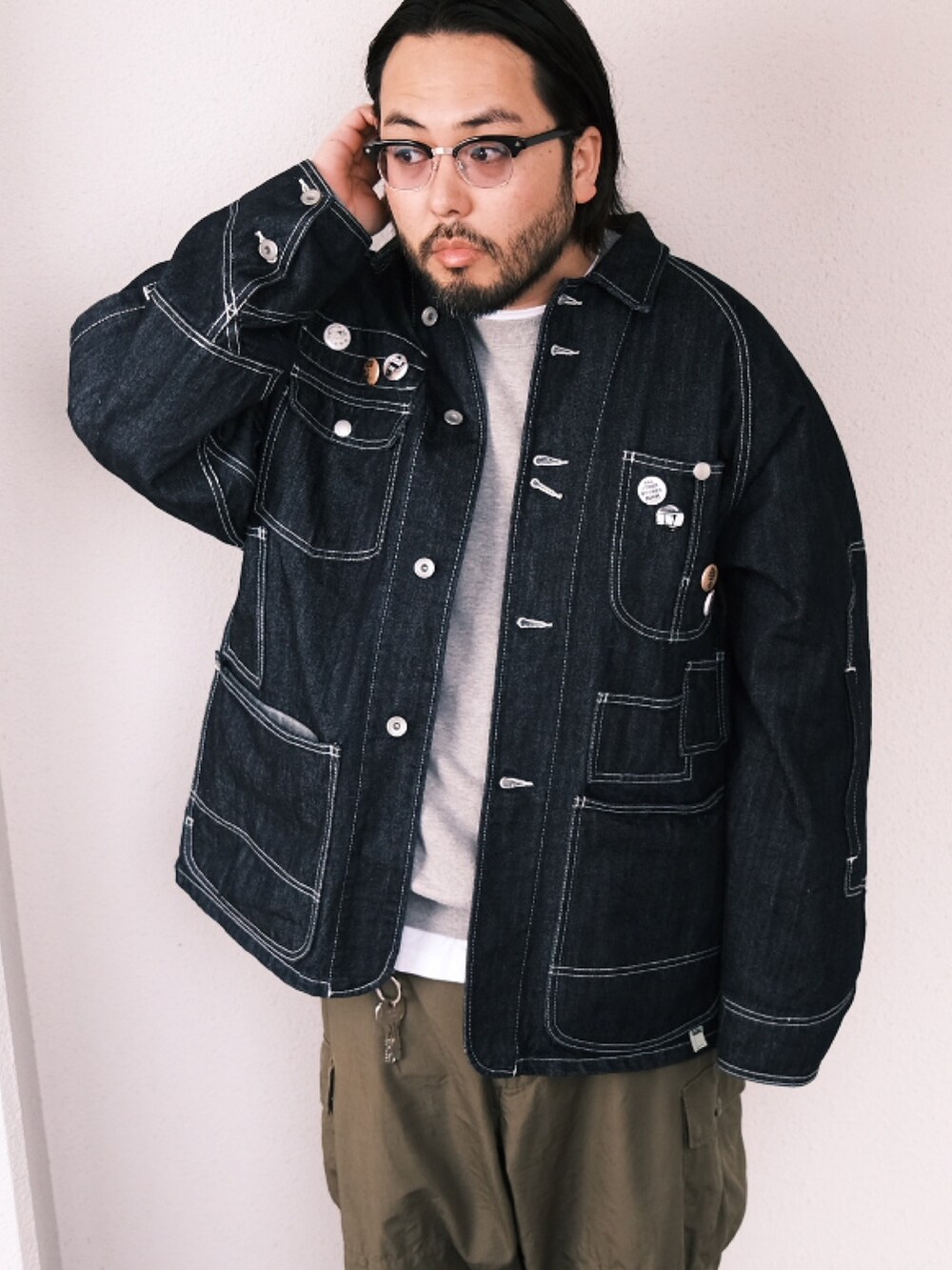 「子供が起きる前に早起きして自撮りおじさん、デニム、カバーオール、カーゴパンツ、スウェット、ブーツ、BEAMS、メガネ男子、大人カジュアル、オトナカジュアル」｜「SSZのアイテム（カバーオール、ブルー系）」を使った、TAKASHI ITOさん（メンズ・169cm）の春コーディネートの2枚目の写真