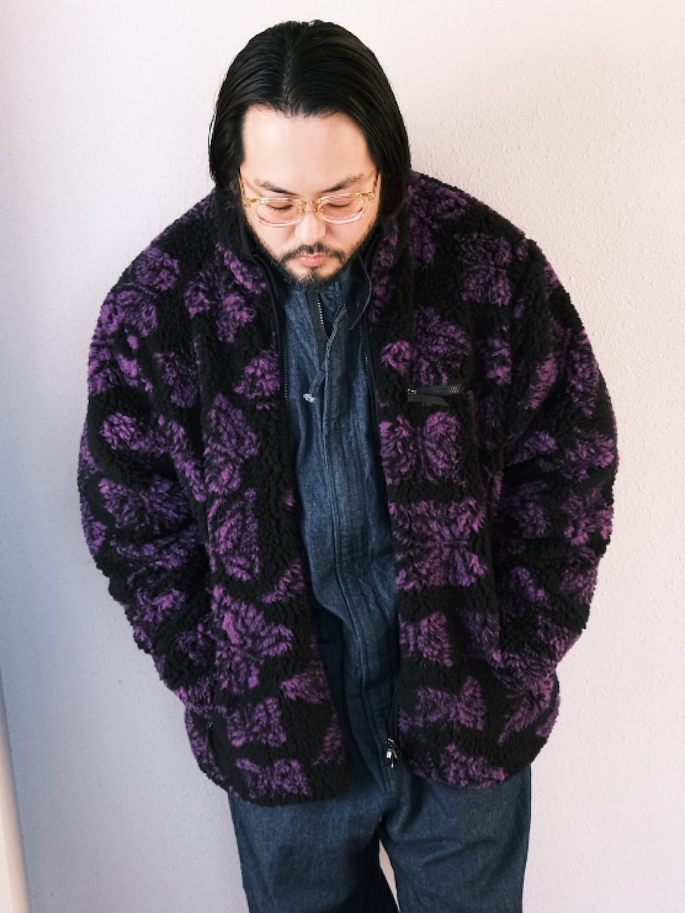 「子供が起きる前に早起きして自撮りおじさん、つなぎ、デニム、ボアジャケット、レザーサンダル、大人カジュアル、オトナカジュアル、メガネ男子、BEAMS」｜「白山眼鏡のアイテム（メガネ、ベージュ系）」を使った、TAKASHI ITOさん（メンズ・169cm）の冬コーディネートの2枚目の写真