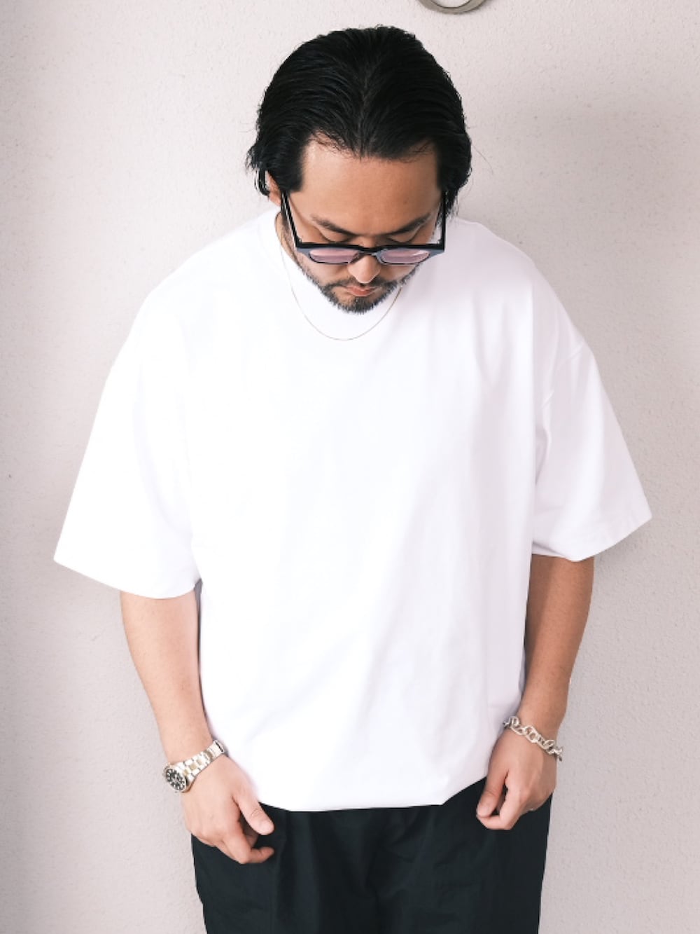 「子供が起きる前に早起きして自撮りおじさん、夏コーデ、アツいコーデ全部見せ、モノトーン、休日スタイル、サンダル、白Tシャツ、BEAMS、メガネ男子、大人カジュアル」｜「白山眼鏡のアイテム（メガネ、ブラック系）」を使った、TAKASHI ITOさん（メンズ・169cm）の夏コーディネートの2枚目の写真