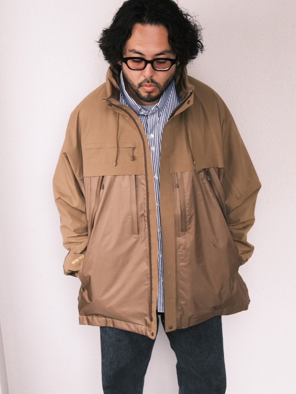 「子供が起きる前に早起きして自撮りおじさん、デニム、ローファー、ビッグシルエット、シャツスタイル、BEAMS、メガネ男子、大人カジュアル、オトナカジュアル」｜「Parabootのアイテム（ローファー、ブラック系）」を使った、TAKASHI ITOさん（メンズ・169cm）の春コーディネートの2枚目の写真