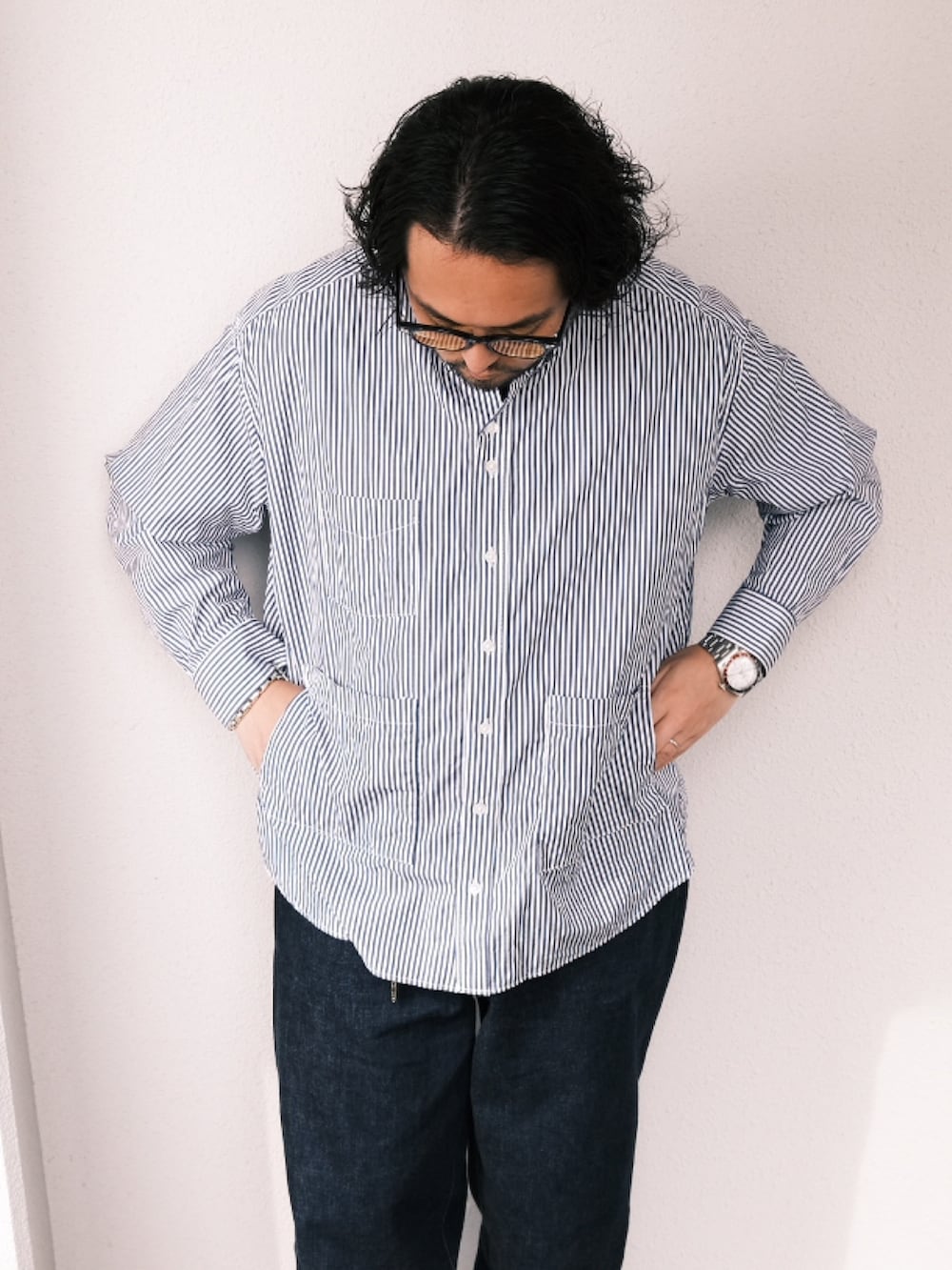 「子供が起きる前に早起きして自撮りおじさん、ストライプシャツ、シャツスタイル、デニム、夏コーデ、BEAMS、メガネ男子、スニーカー、大人カジュアル、オトナカジュアル」｜「白山眼鏡のアイテム（メガネ、グレー系）」を使った、TAKASHI ITOさん（メンズ・169cm）の夏コーディネートの2枚目の写真