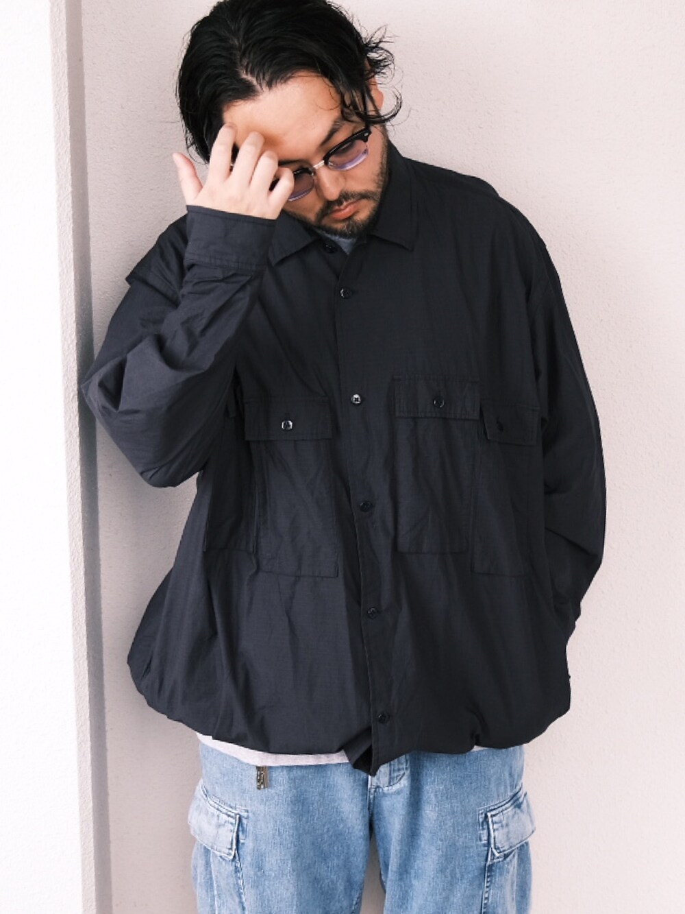 「子供が起きる前に早起きして自撮りおじさん、ハーフパンツ、ストリート、ビッグシルエット、シャツスタイル、大人カジュアル、オトナカジュアル、シンプル、秋服準備はじめました、ラフコーデ、BEAMS、メガネ男子」｜「BROCHUREのアイテム（シャツ/ブラウス、ブルー系）」を使った、TAKASHI ITOさん（メンズ・169cm）の夏コーディネートの2枚目の写真
