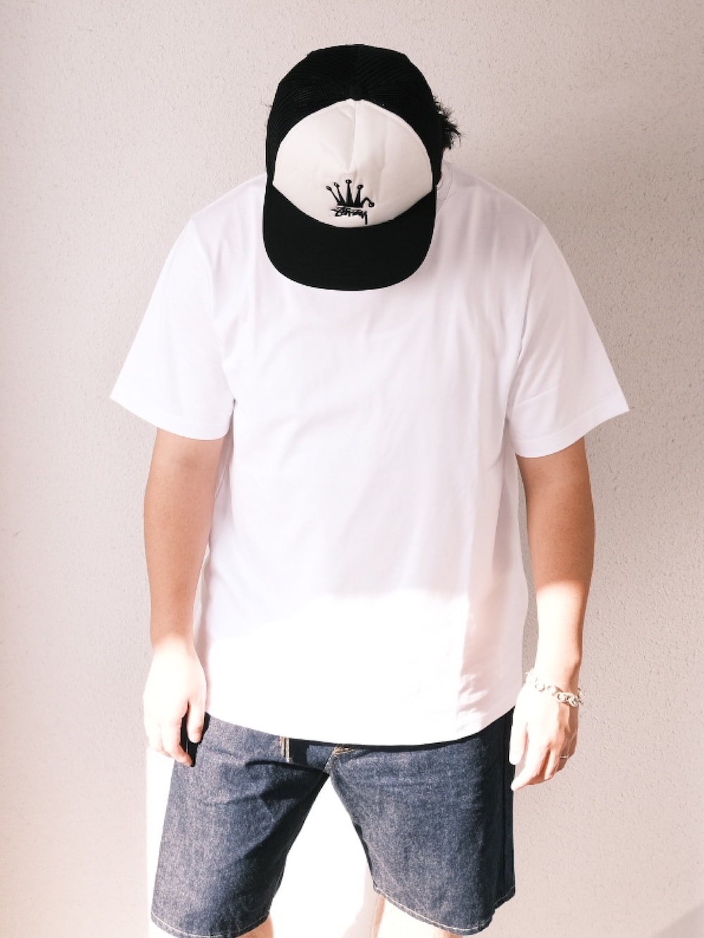 「夏コーデ、白Tシャツ、スニーカー、デニム、ハーフパンツ、キャップ、BEAMS、メガネ男子、大人カジュアル、子供が起きる前に早起きして自撮りおじさん」｜「STUSSYのアイテム（キャップ、ブラック系）」を使った、TAKASHI ITOさん（メンズ・169cm）の夏コーディネートの2枚目の写真