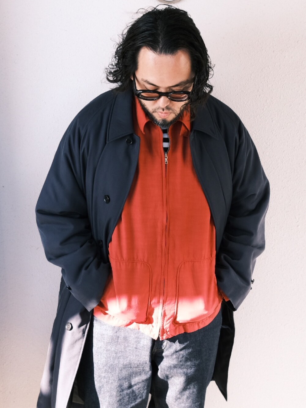 「子供が起きる前に早起きして自撮りおじさん、春服みてみて、ストリート、ボーダー、デニム、ブーツ、春アウター、コート、BEAMS、メガネ男子、大人カジュアル、オトナカジュアル」｜「白山眼鏡のアイテム（メガネ、ブラック系）」を使った、TAKASHI ITOさん（メンズ・169cm）の春コーディネートの2枚目の写真