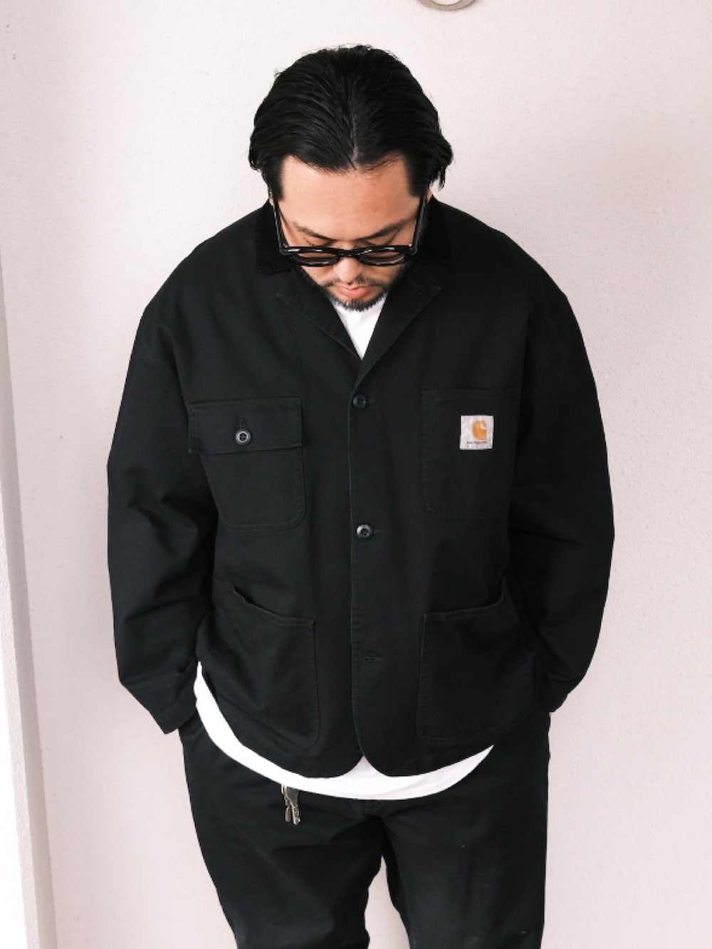 「子供が起きる前に早起きして自撮りおじさん、休日スタイル、ストリート、モノトーン、お出かけコーデ、スニーカー、きれいめカジュアル、メガネ男子、大人カジュアル、セットアップ」｜「白山眼鏡のアイテム（メガネ、ブラック系）」を使った、TAKASHI ITOさん（メンズ・169cm）の春コーディネートの2枚目の写真