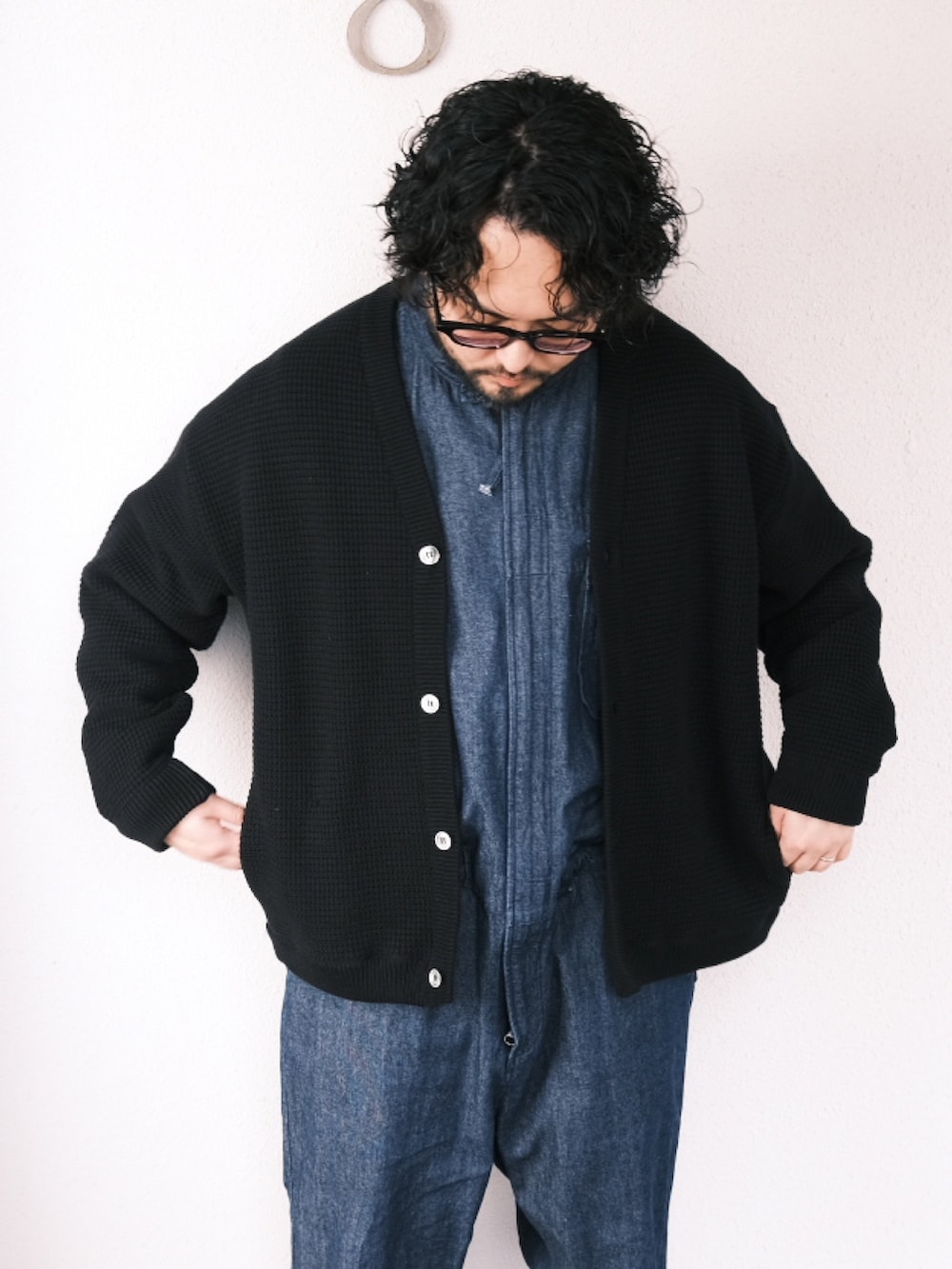 「子供が起きる前に早起きして自撮りおじさん、休日スタイル、春コーデ、つなぎ、ジャンプスーツ、カーディガン、BEAMS、ブーツ、大人カジュアル、オトナカジュアル」｜「Engineered Garmentsのアイテム（つなぎ/オールインワン、ブルー系）」を使った、TAKASHI ITOさん（メンズ・169cm）の春コーディネートの2枚目の写真