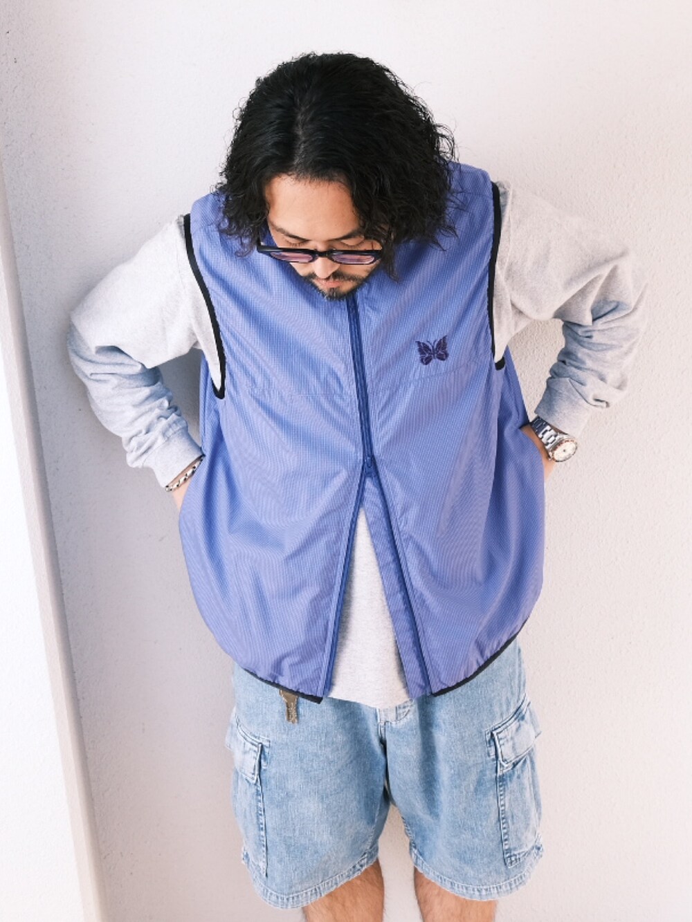 「子供が起きる前に早起きして自撮りおじさん、カーゴパンツ、スポーツミックス、シンプルコーデ、デニム、ベスト、スニーカー、BEAMS、メガネ男子、大人カジュアル、オトナカジュアル」｜「Needlesのアイテム（ベスト、ブルー系）」を使った、TAKASHI ITOさん（メンズ・169cm）の秋コーディネートの2枚目の写真