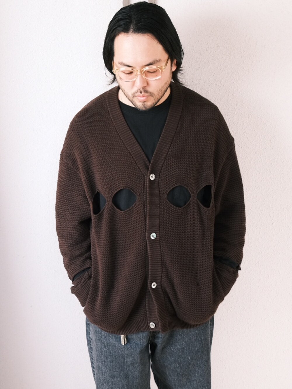「カーディガン、子供が起きる前に早起きして自撮りおじさん、デニム、ブーツ、BEAMS、メガネ男子、オトナカジュアル、大人カジュアル」｜「白山眼鏡のアイテム（メガネ、ベージュ系）」を使った、TAKASHI ITOさん（メンズ・169cm）の春コーディネートの2枚目の写真