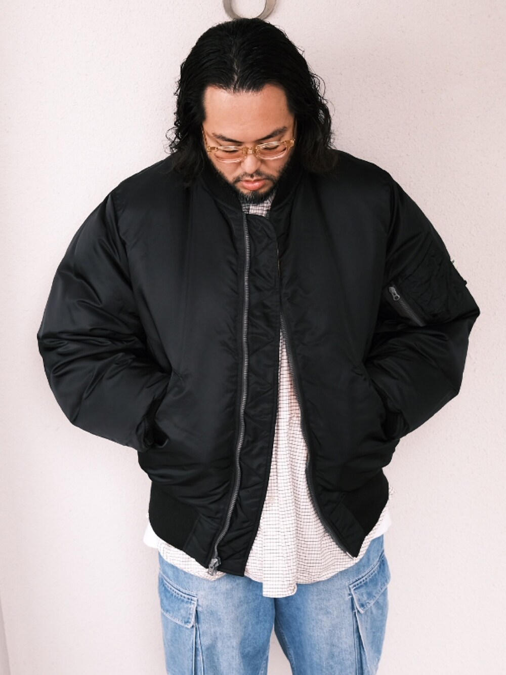 「子供が起きる前に早起きして自撮りおじさん、ストリート、デニム、シャツスタイル、MA-1、ダウンジャケット、カーゴパンツ、スニーカー、BEAMS、メガネ男子、オトナカジュアル、大人カジュアル」｜「白山眼鏡のアイテム（メガネ、ベージュ系）」を使った、TAKASHI ITOさん（メンズ・169cm）の春コーディネートの2枚目の写真