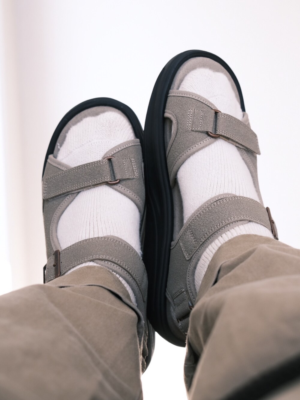 「子供が起きる前に早起きして自撮りおじさん、シャツスタイル、チノパン、ストライプシャツ、ビッグシルエット、BEAMS、メガネ男子、大人カジュアル、オトナカジュアル」｜「白山眼鏡のアイテム（メガネ、ブラック系）」を使った、TAKASHI ITOさん（メンズ・169cm）の春コーディネートの3枚目の写真