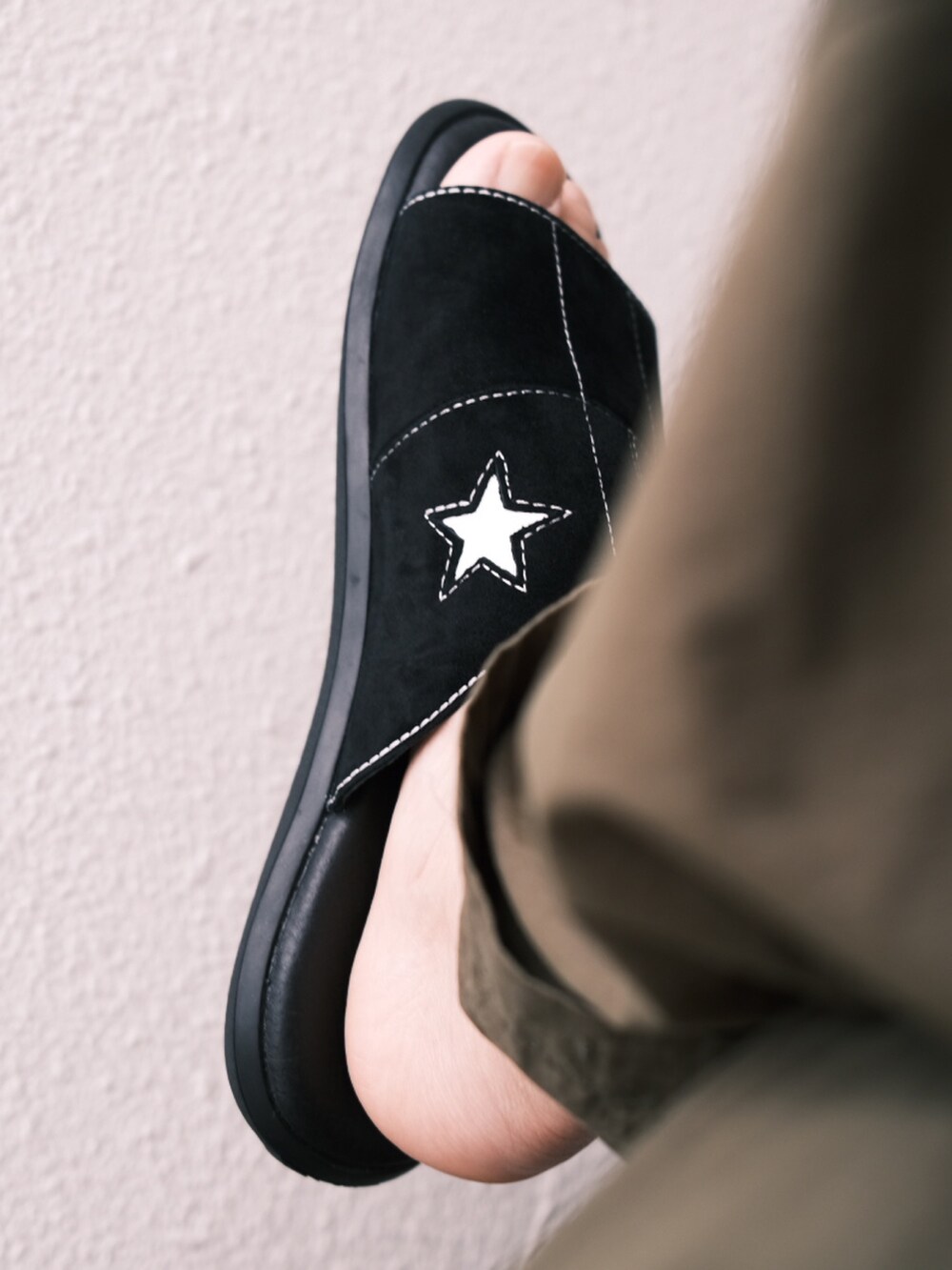「子供が起きる前に早起きして自撮りおじさん、CONVERSE ADDICT、サンダル、ストリート、夏コーデ、ビッグT、初夏コーデ、オトナカジュアル、ミリタリーパンツ、BEAMS、メガネ男子」｜「POLO RALPH LAURENのアイテム（Tシャツ/カットソー、グレー系）」を使った、TAKASHI ITOさん（メンズ・169cm）の夏コーディネートの3枚目の写真