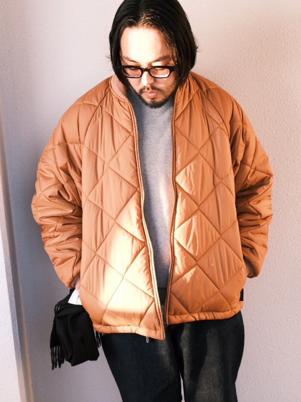 「子供が起きる前に早起きして自撮りおじさん、マフラー、キルティングジャケット、キルティング、デニム、スウェット、BEAMS、メガネ男子、オレンジ、オトナカジュアル、大人カジュアル」｜「白山眼鏡のアイテム（メガネ、ブラック系）」を使った、TAKASHI ITOさん（メンズ・169cm）の冬コーディネートの2枚目の写真