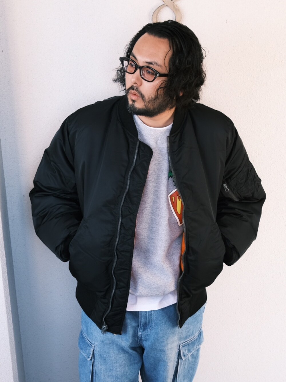 「子供が起きる前に早起きして自撮りおじさん、ストリート、カーゴパンツ、デニム、ダウンジャケット、ブーツ、カラーレンズ、スエット、MA-1、冬コーデ、休日スタイル、BEAMS、メガネ男子、大人カジュアル、オトナカジュアル」｜「白山眼鏡のアイテム（メガネ、ブラック系）」を使った、TAKASHI ITOさん（メンズ・169cm）の冬コーディネートの2枚目の写真