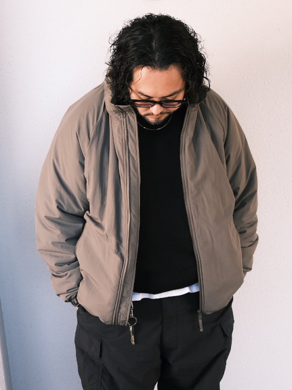 「子供が起きる前に早起きして自撮りおじさん、ファッションを楽しもう、冬コーデ、ローファー、ストリート、カーゴパンツ、スウェット、BEAMS、メガネ男子、大人カジュアル、オトナカジュアル」｜「Parabootのアイテム（ローファー、ブラック系）」を使った、TAKASHI ITOさん（メンズ・169cm）の秋コーディネートの2枚目の写真