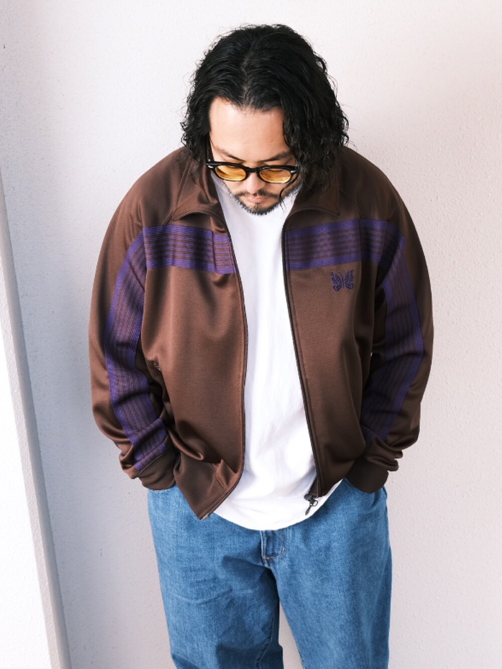 「子供が起きる前に早起きして自撮りおじさん、デニム、ローファー、ストリート、トラックジャケット、スポーツミックス、BEAMS、メガネ男子、大人カジュアル、オトナカジュアル」｜「白山眼鏡のアイテム（メガネ、グレー系）」を使った、TAKASHI ITOさん（メンズ・169cm）の秋コーディネートの2枚目の写真
