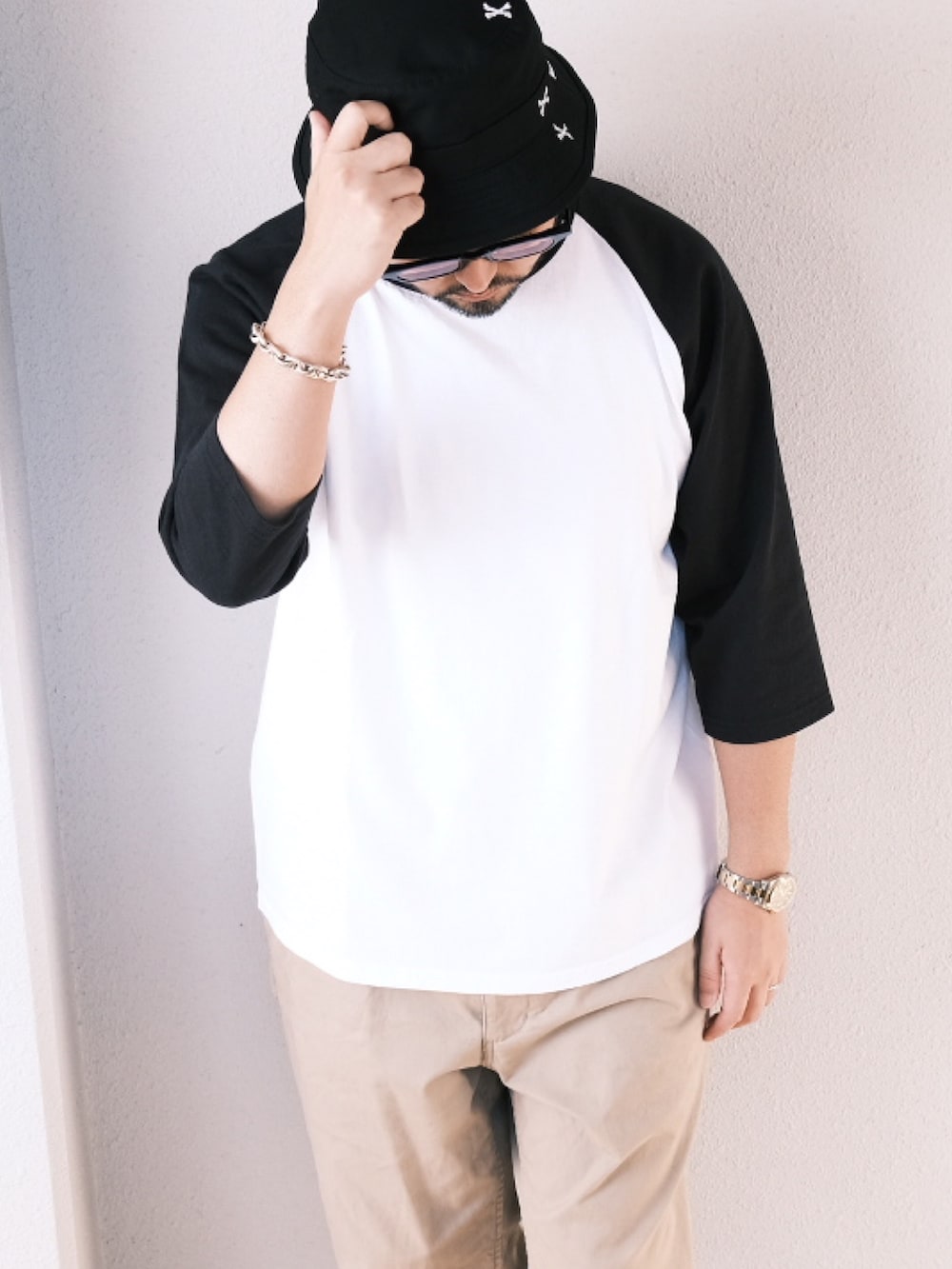 「子供が起きる前に早起きして自撮りおじさん、ロンT、スニーカー、ストリート、ローファー、ベージュ、秋コーデ、大人カジュアル、オトナカジュアル、シンプルスタイル、チノパン、メガネ男子、BEAMS」｜「Goodwear(Since1983)のGoodwear / 3/4 Raglan T-shirt（Tシャツ/カットソー、その他）」を使った、TAKASHI ITOさん（メンズ・169cm）の秋コーディネートの2枚目の写真