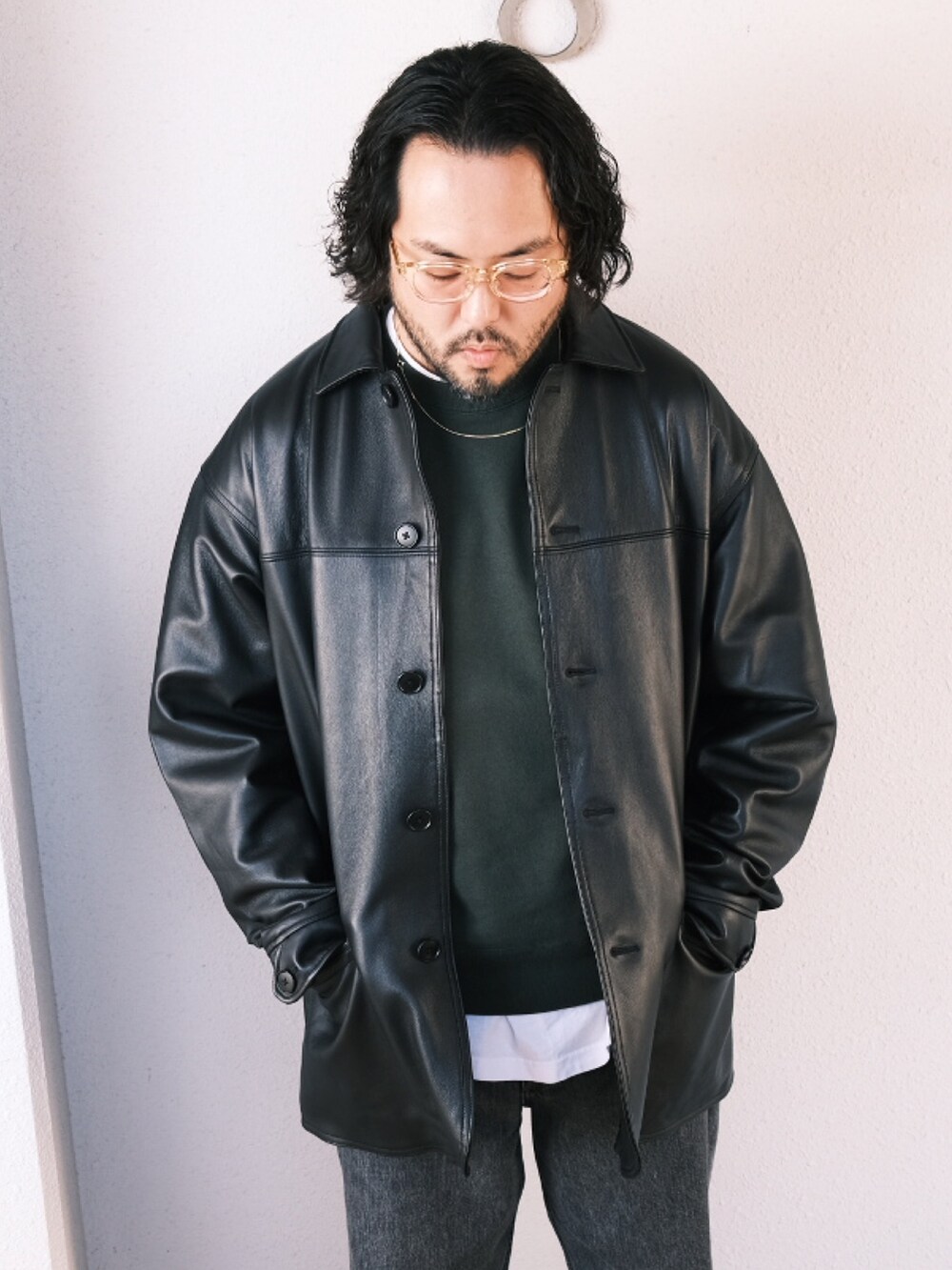 「子供が起きる前に早起きして自撮りおじさん、レザー、デニム、冬コーデ、ストリート、スニーカー、BEAMS、メガネ男子、大人カジュアル、オトナカジュアル」｜「CONVERSEのアイテム（スニーカー、ブラック系）」を使った、TAKASHI ITOさん（メンズ・169cm）の秋コーディネートの2枚目の写真