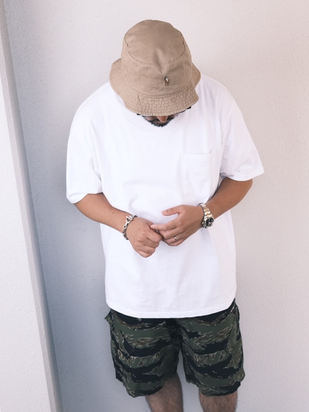 「子供が起きる前に早起きして自撮りおじさん、みんなの白Tフェス、バケットハット、ショーツ、カモフラ、スニーカー、BEAMS、メガネ男子、大人カジュアル、オトナカジュアル」｜「POLO RALPH LAURENのアイテム（ハット、ベージュ系）」を使った、TAKASHI ITOさん（メンズ・169cm）の夏コーディネートの2枚目の写真