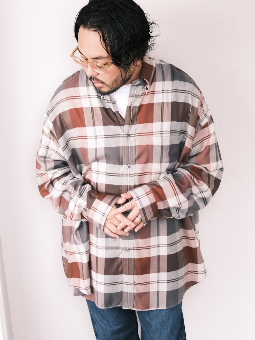 「子供が起きる前に早起きして自撮りおじさん、休日スタイル、大人カジュアル、オトナカジュアル、Levi's、デニム、チェックシャツ、ビッグシルエット、スニーカーコーデ、秋のコーデ、シンプルスタイル、シャツスタイル、BEAMS、メガネ男子」｜「The▲Hermit Clubのアイテム（Tシャツ/カットソー、ホワイト系）」を使った、TAKASHI ITOさん（メンズ・169cm）の秋コーディネートの2枚目の写真