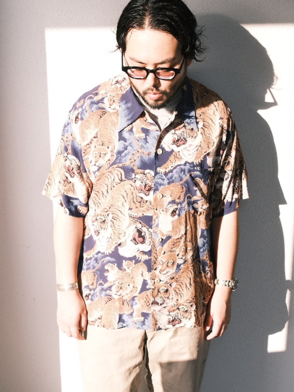 「子供が起きる前に早起きして自撮りおじさん、アメカジ、柄シャツ、アロハシャツ、チノパン、レザーサンダル、大人コーデ、メガネ男子、大人カジュアル、シャツスタイル、BEAMS、オトナカジュアル」｜「TAILOR TOYOのアイテム（シャツ/ブラウス、ブルー系）」を使った、TAKASHI ITOさん（メンズ・169cm）の夏コーディネートの2枚目の写真