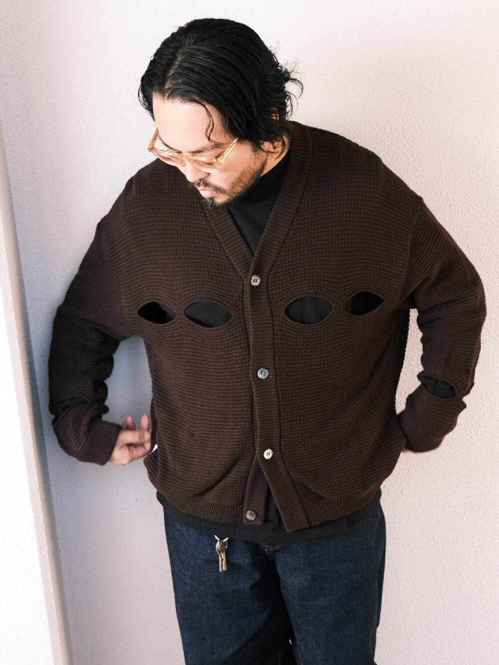 「子供が起きる前に早起きして自撮りおじさん、シンプルスタイル、秋冬コーデ、カーディガン、デニム、スニーカー、オトナカジュアル、大人カジュアル、メガネ男子、BEAMS」｜「TENBOXのアイテム（カーディガン/ボレロ、ブラウン系）」を使った、TAKASHI ITOさん（メンズ・169cm）の秋コーディネートの2枚目の写真