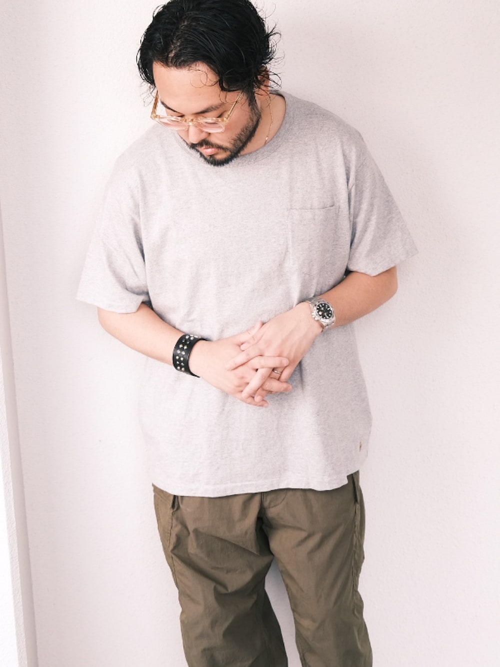 「子供が起きる前に早起きして自撮りおじさん、CONVERSE ADDICT、サンダル、ストリート、夏コーデ、ビッグT、初夏コーデ、オトナカジュアル、ミリタリーパンツ、BEAMS、メガネ男子」｜「POLO RALPH LAURENのアイテム（Tシャツ/カットソー、グレー系）」を使った、TAKASHI ITOさん（メンズ・169cm）の夏コーディネートの2枚目の写真