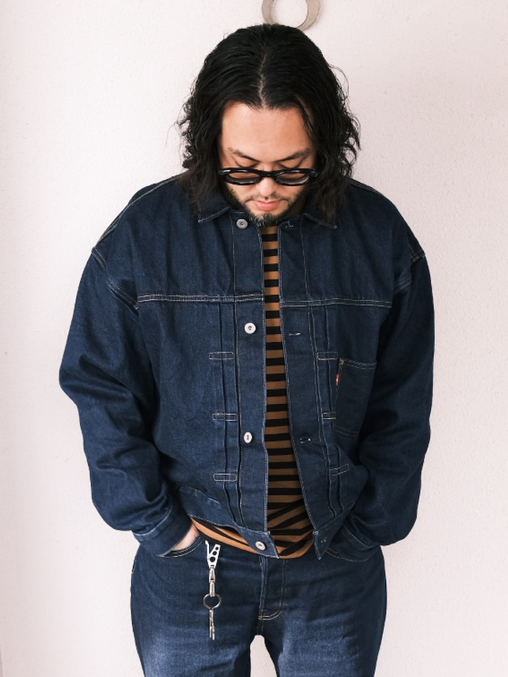 「子供が起きる前に早起きして自撮りおじさん、スウェット、デニム、ボーダー、ブーツ、ストリート、BEAMS、メガネ男子、大人カジュアル、オトナカジュアル」｜「白山眼鏡のアイテム（メガネ、ブラック系）」を使った、TAKASHI ITOさん（メンズ・169cm）の春コーディネートの2枚目の写真