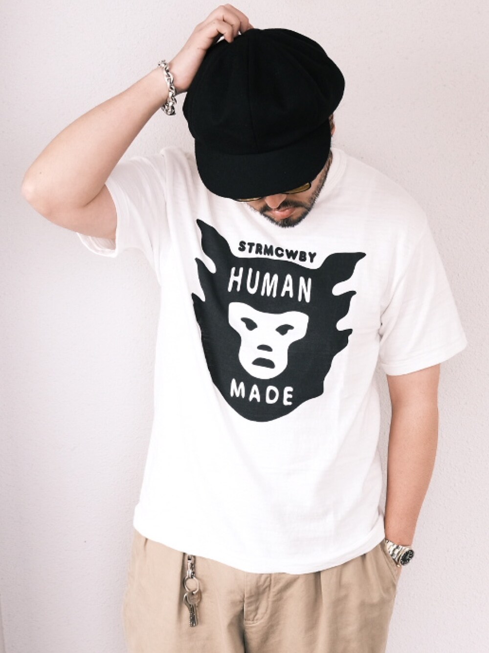 「子供が起きる前に早起きして自撮りおじさん、HUMAN MADE、スタジャン、バーシティジャケット、チノパン、レザーサンダル、プリントT、アメカジ、キャスケット、大人カジュアル、オトナカジュアル、BEAMS、メガネ男子」｜「HUMAN MADEのアイテム（スタジャン、ブルー系）」を使った、TAKASHI ITOさん（メンズ・169cm）の秋コーディネートの3枚目の写真