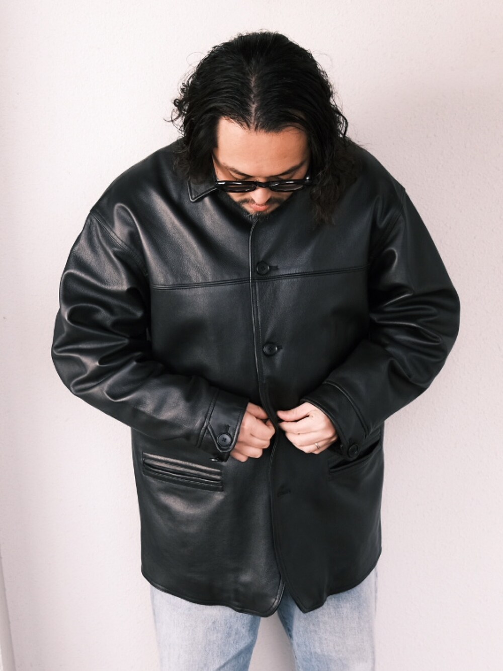 「子供が起きる前に早起きして自撮りおじさん、春色、デニム、スニーカー、ローファー、ストリート、レザージャケット、スウェット、BEAMS、メガネ男子、大人カジュアル、オトナカジュアル」｜「白山眼鏡のアイテム（メガネ、ブラック系）」を使った、TAKASHI ITOさん（メンズ・169cm）の冬コーディネートの2枚目の写真
