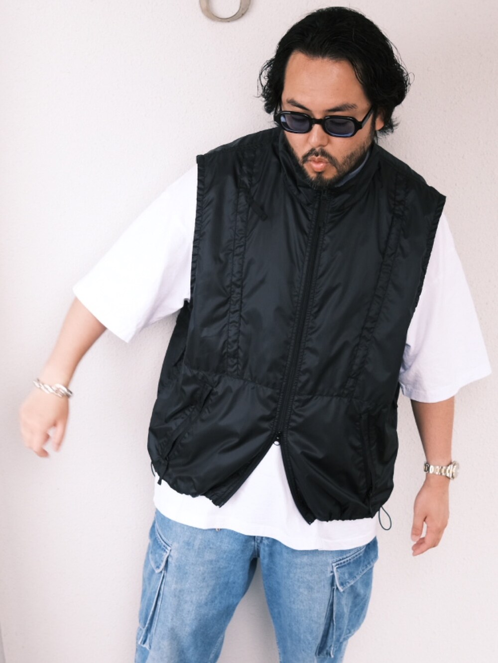 「子供が起きる前に早起きして自撮りおじさん、メガネ男子、BEAMS、休日スタイル、デニム、ストリート、白スニーカー、ビッグシルエット、ベスト、大人カジュアル、オトナカジュアル、カーゴパンツ」｜「白山眼鏡のアイテム（メガネ、ブラック系）」を使った、TAKASHI ITOさん（メンズ・169cm）の春コーディネートの2枚目の写真