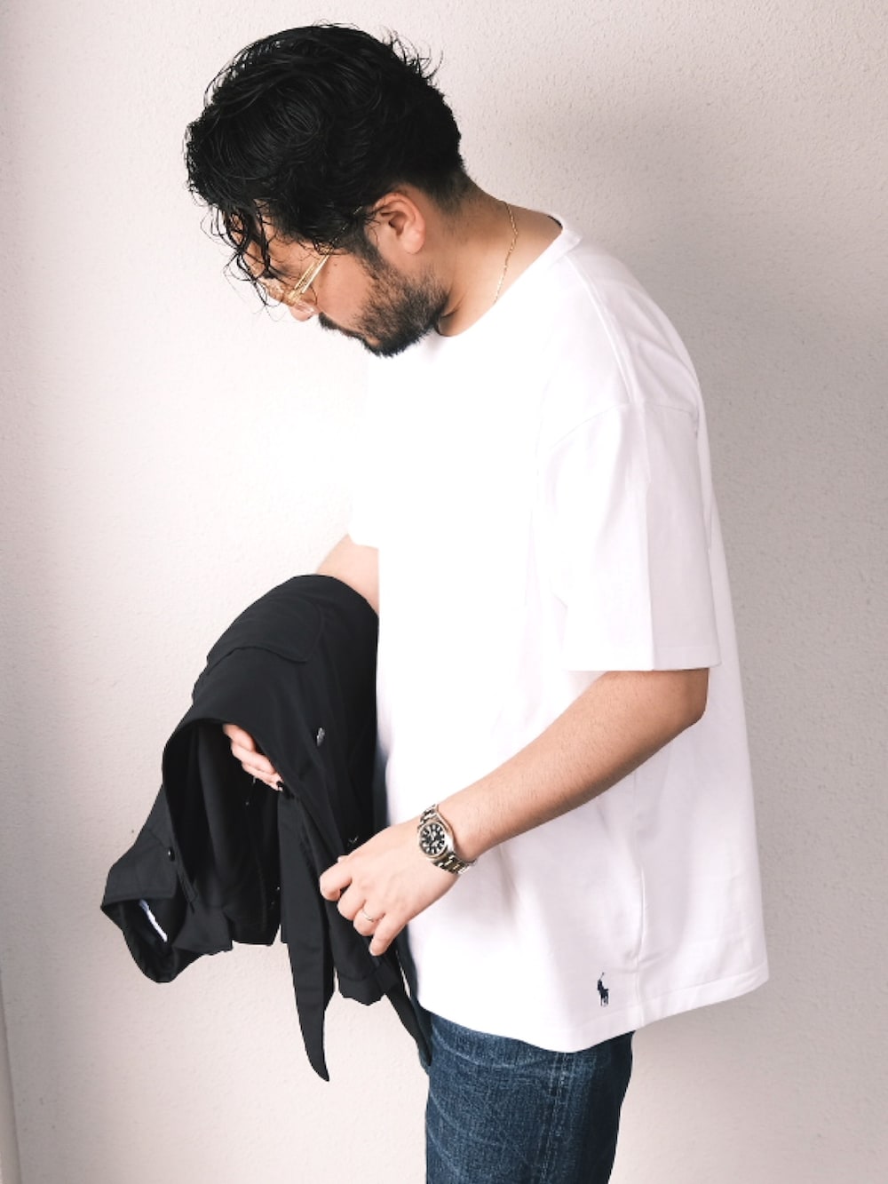 「子供が起きる前に早起きして自撮りおじさん、きれいめカジュアル、コンバース、白Tシャツ、カジュアルコーデ、大人カジュアル、シンプルスタイル、オーバーサイズ、爽やかコーデ、デニム、メガネ男子、デニムっていいよね」｜「POLO RALPH LAURENのアイテム（Tシャツ/カットソー、ホワイト系）」を使った、TAKASHI ITOさん（メンズ・169cm）の春コーディネートの2枚目の写真