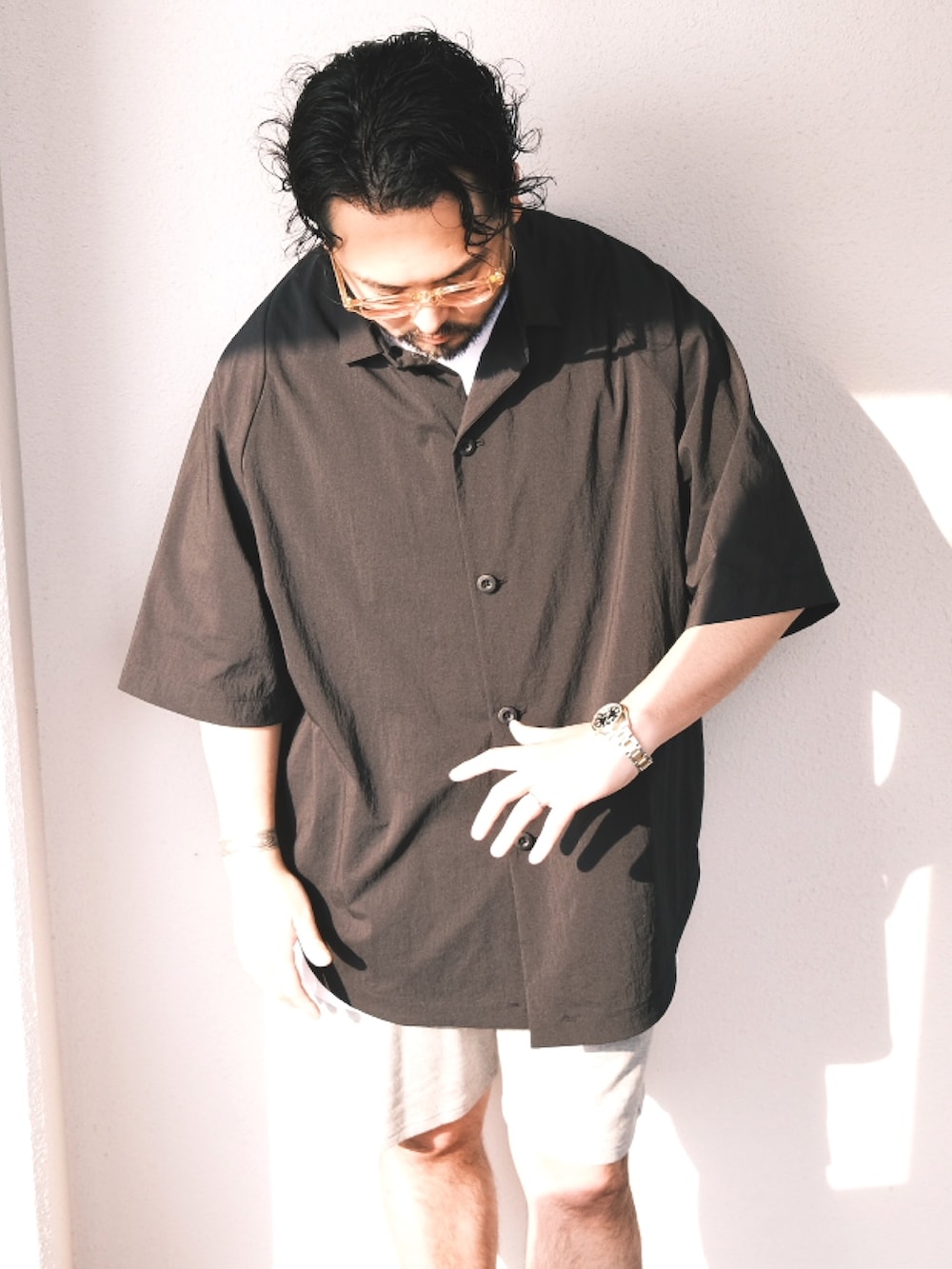 「子供が起きる前に早起きして自撮りおじさん、カラーソックス、白Tシャツ、ハーフパンツ、スウェット、TEATORA、converse、loopwheeler、NEXUSVII、メガネ男子」｜「TEATORAのアイテム（シャツ/ブラウス、ブラック系）」を使った、TAKASHI ITOさん（メンズ・169cm）の春コーディネートの2枚目の写真