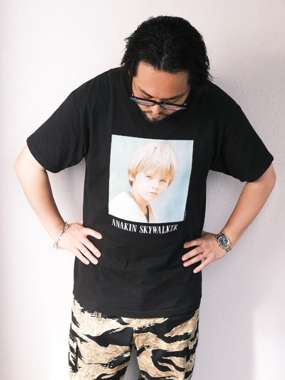 「子供が起きる前に早起きして自撮りおじさん、夏コーデ、テーマパークコーデ、カーゴパンツ、サンダル、BEAMS、メガネ男子、大人カジュアル」｜「白山眼鏡のアイテム（メガネ、ブラック系）」を使った、TAKASHI ITOさん（メンズ・169cm）の夏コーディネートの2枚目の写真